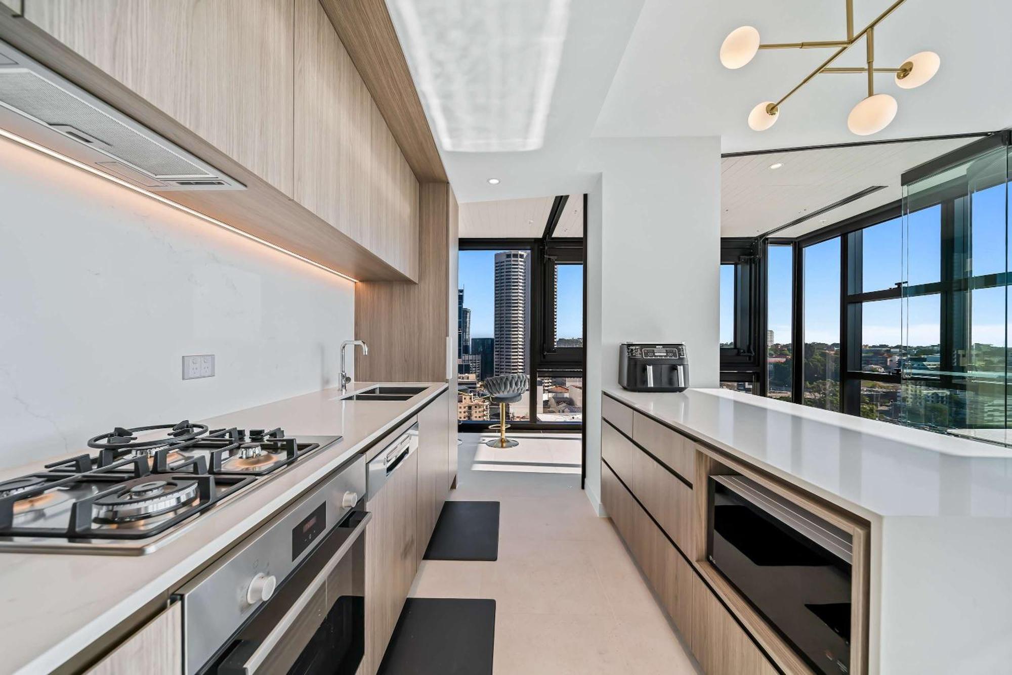 Bright & Spacious 2br In Prime Cbd Location *