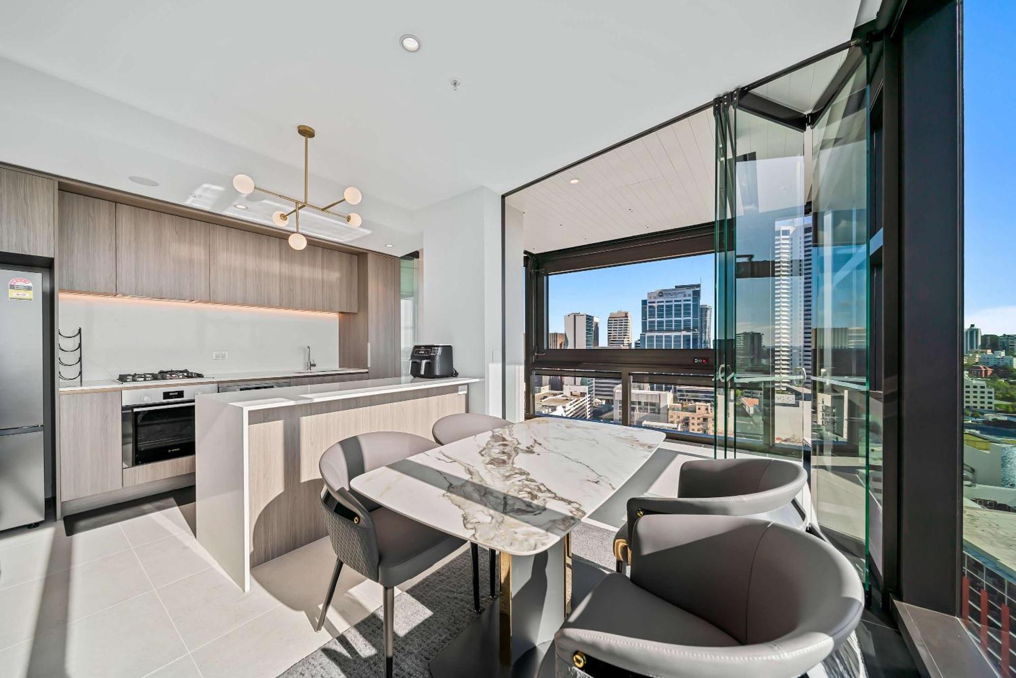 Bright & Spacious 2br In Prime Cbd Location Apartment *