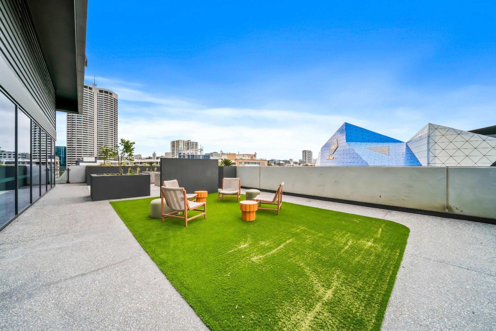Apartment Bright & Spacious 2br In Prime Cbd Location *