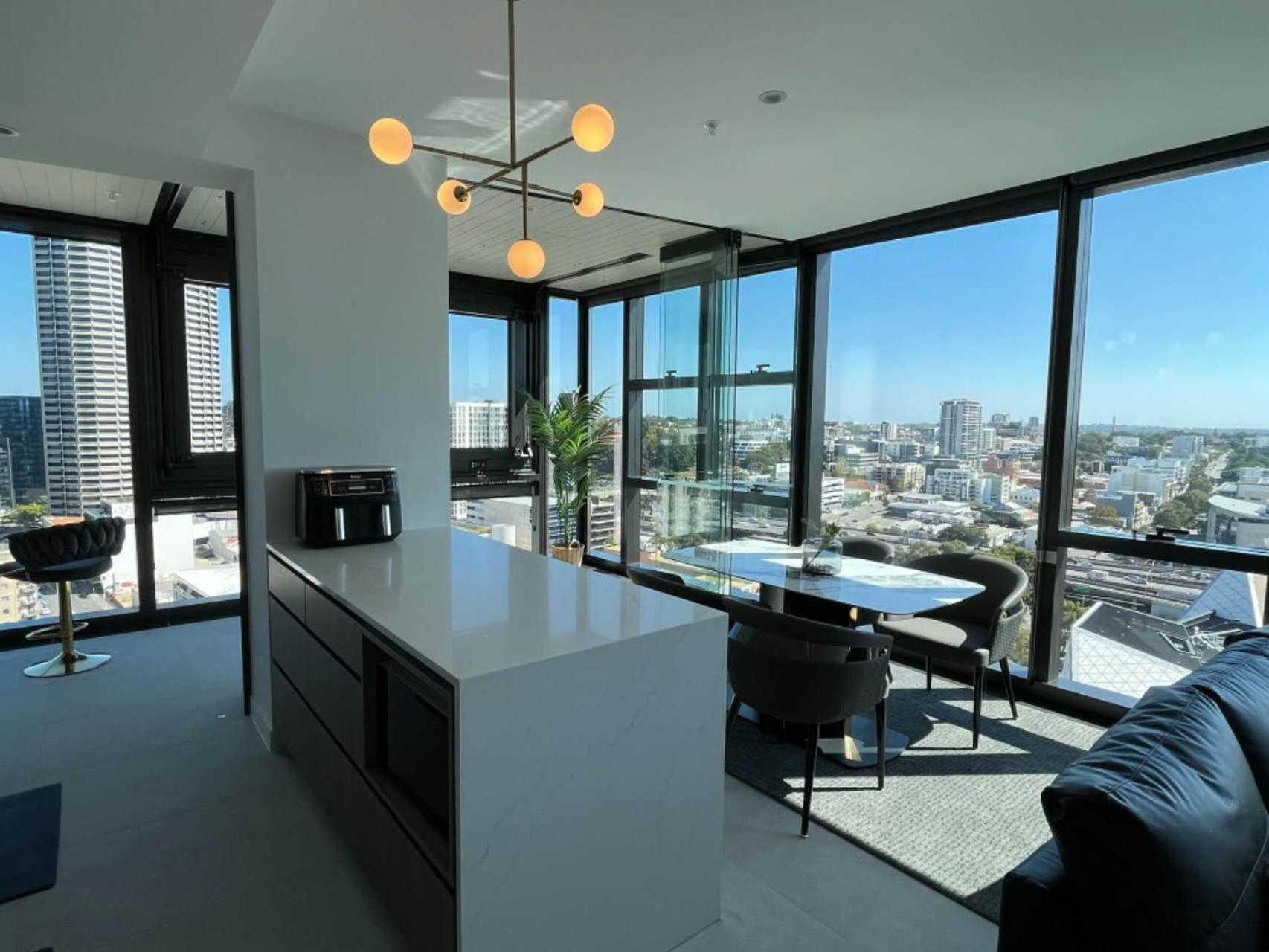 Bright & Spacious 2br In Prime Cbd Location Apartment