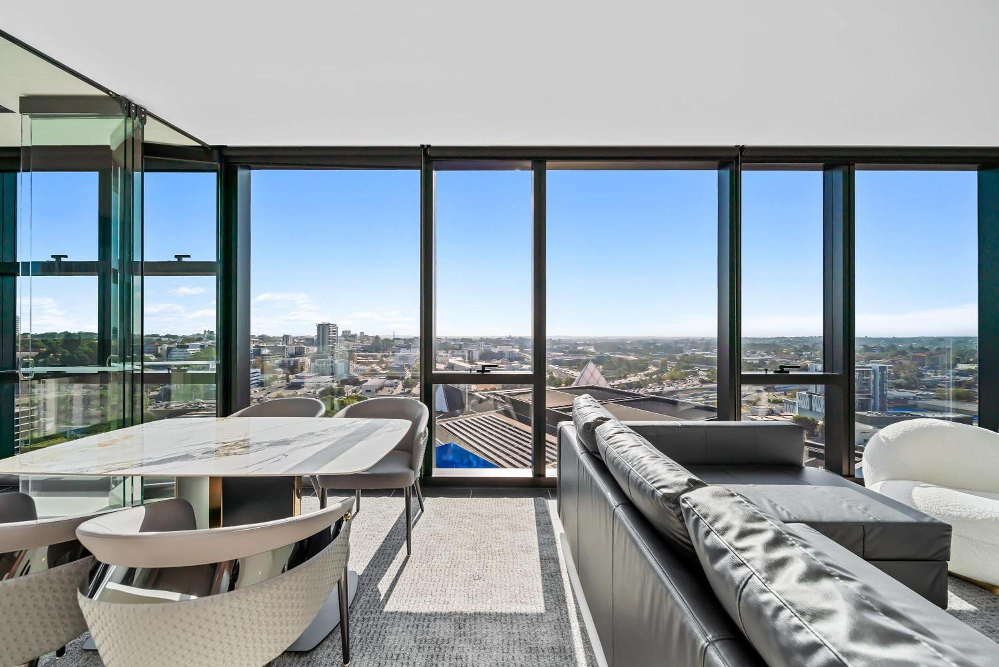 Bright & Spacious 2br In Prime Cbd Location Apartment