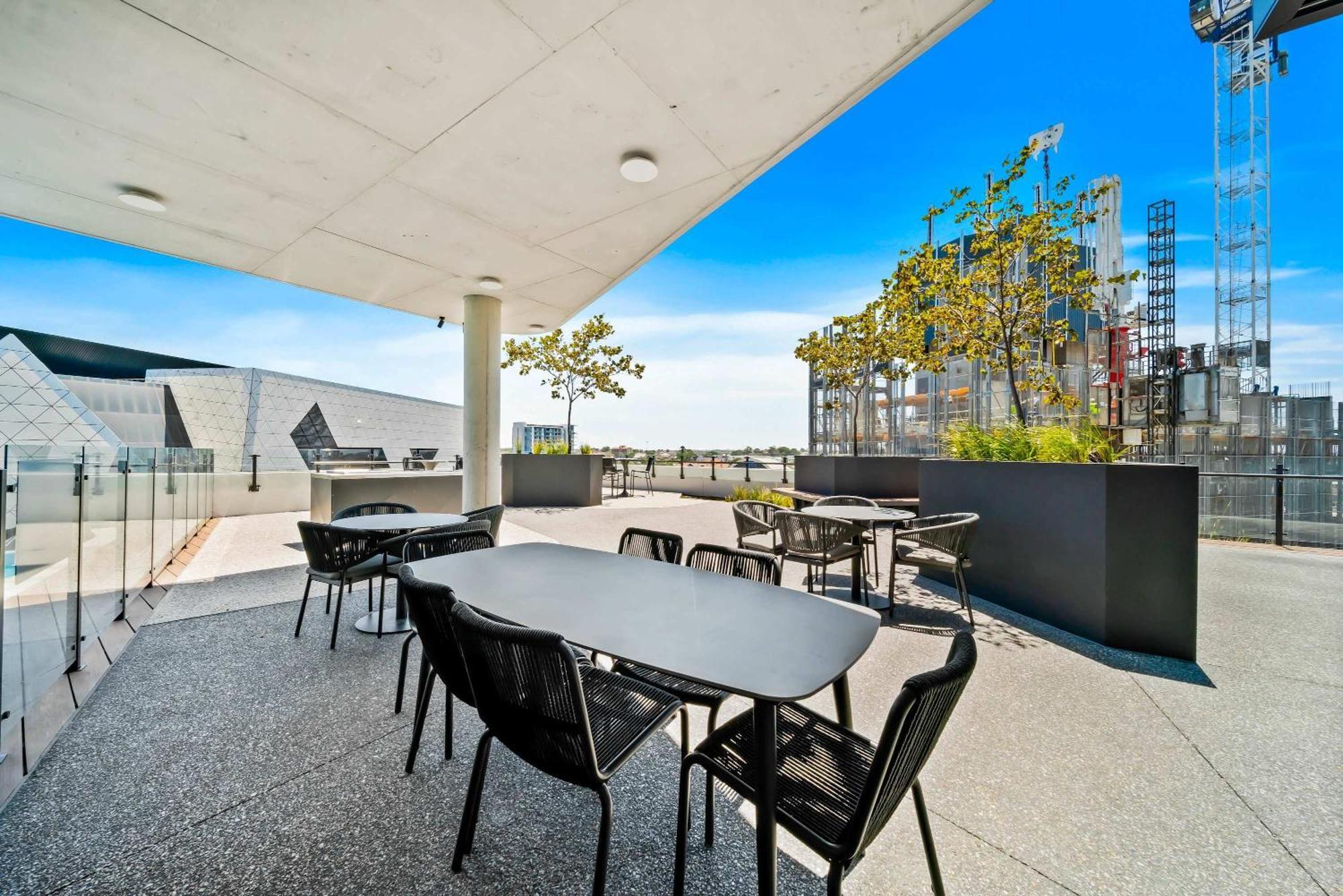 Bright & Spacious 2br In Prime Cbd Location Perth